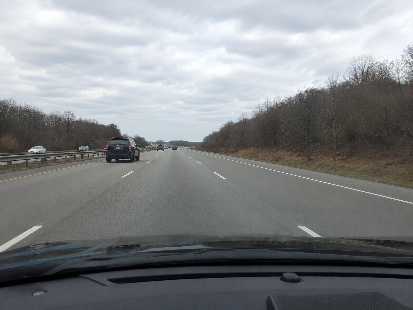 Vue depuis un véhicule sur autoroute, bande de droite vide