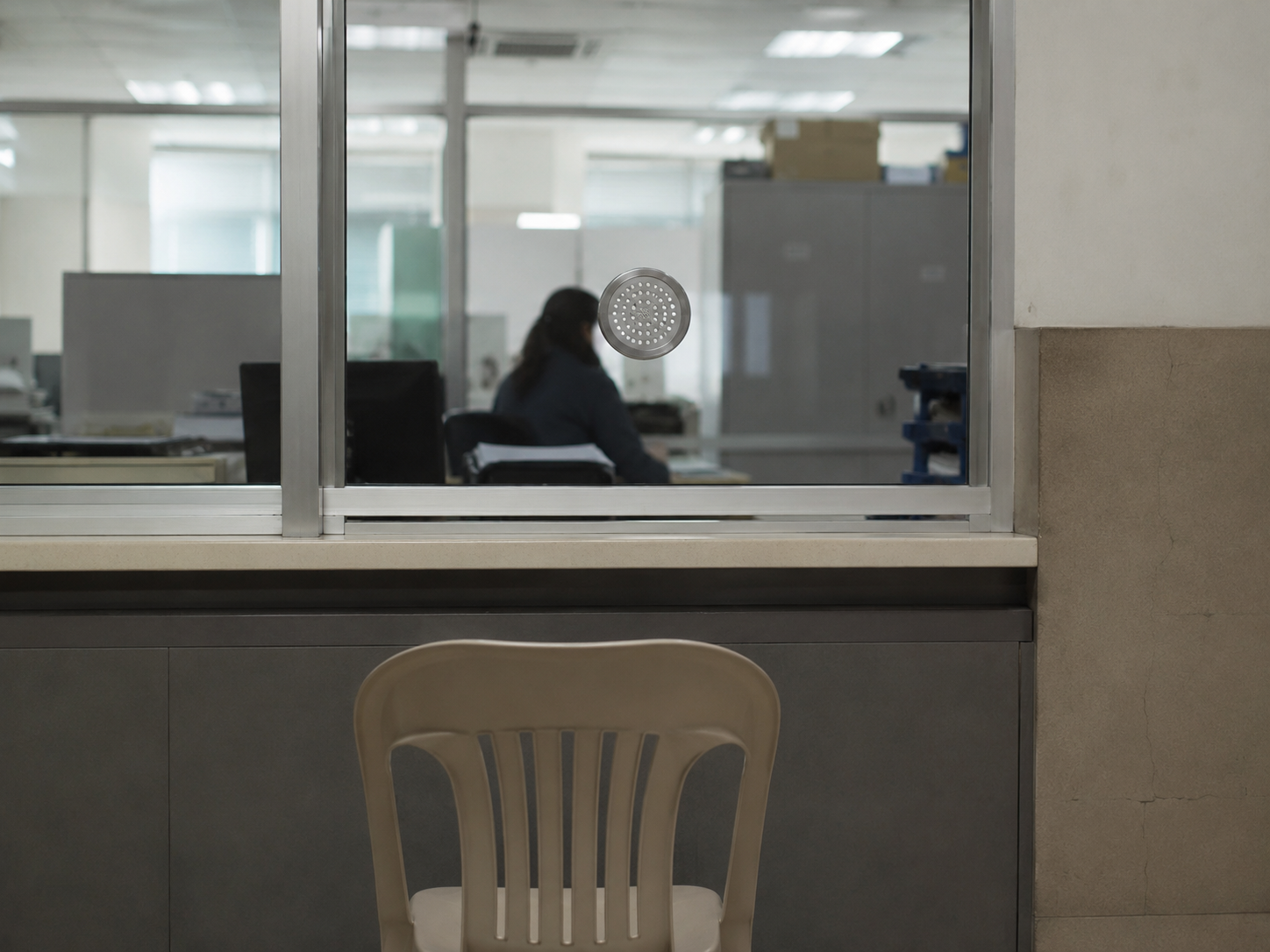 Guichet administratif, chaise vide