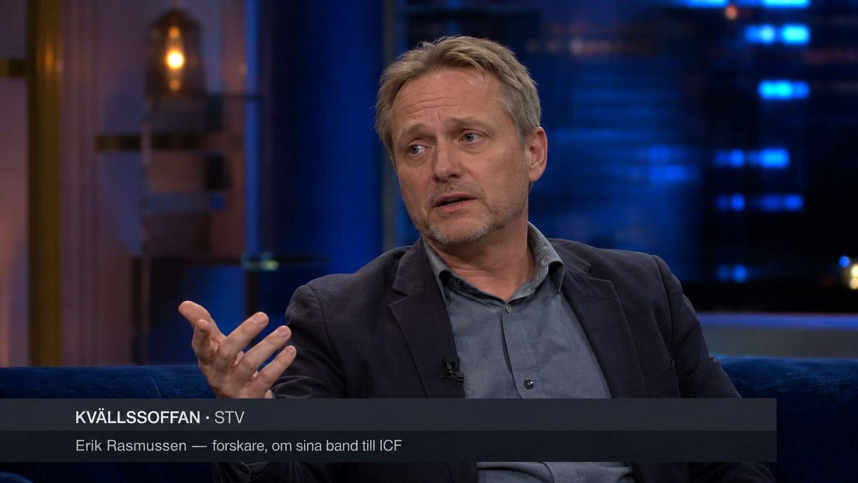 Le Dr Erik Rasmussen sur le plateau de Kvällssoffan (STV), bandeau à l'écran