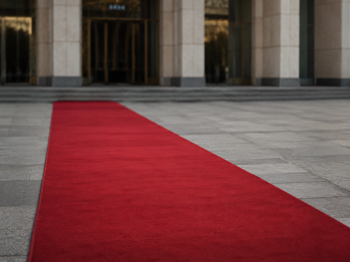 Tapis rouge vide devant une entrée institutionnelle