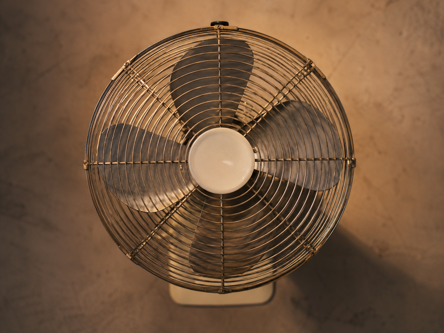 Ventilateur de bureau, vue plongeante, lumière chaude